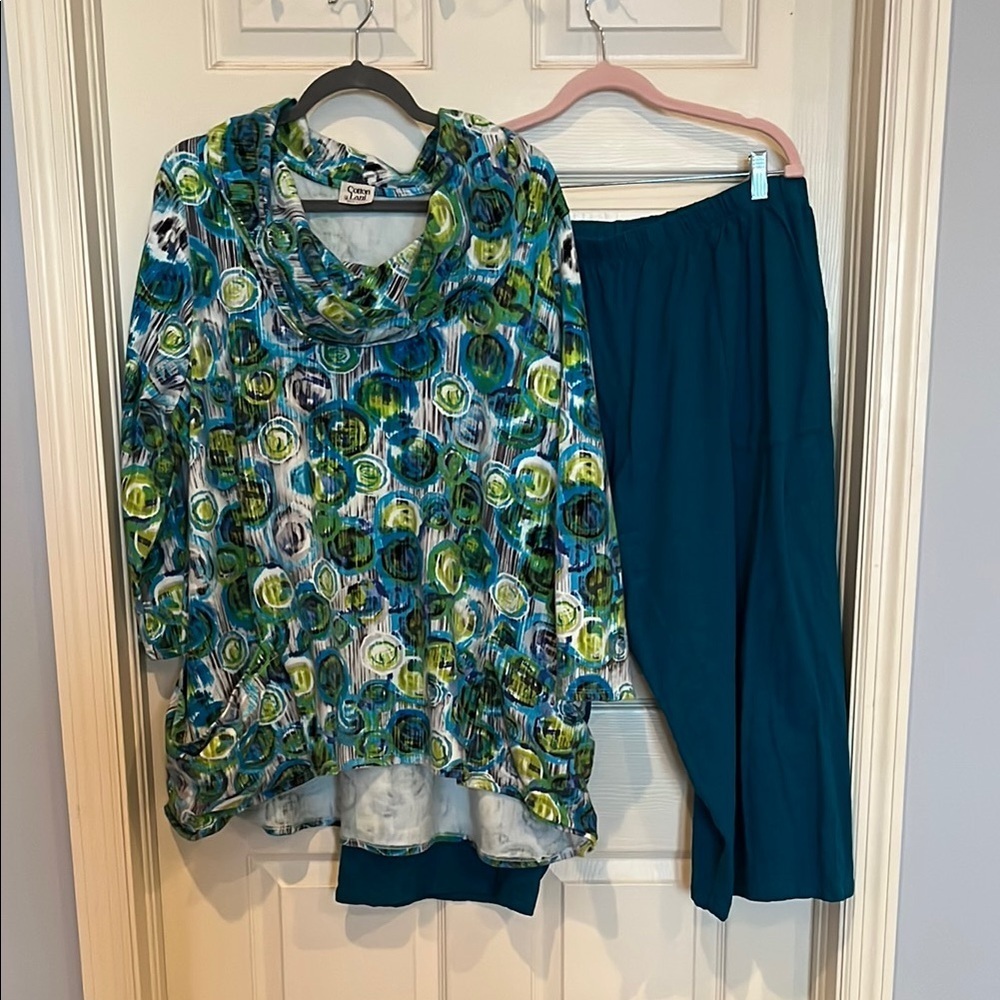 # Multicolor 2X Patterned Top & Capri Set